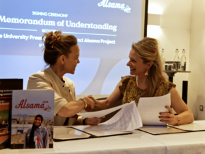 Jane Mann (Cambridge) and Meike Ziervogel (Alsama Project) sign agreement. Credit - Cambridge